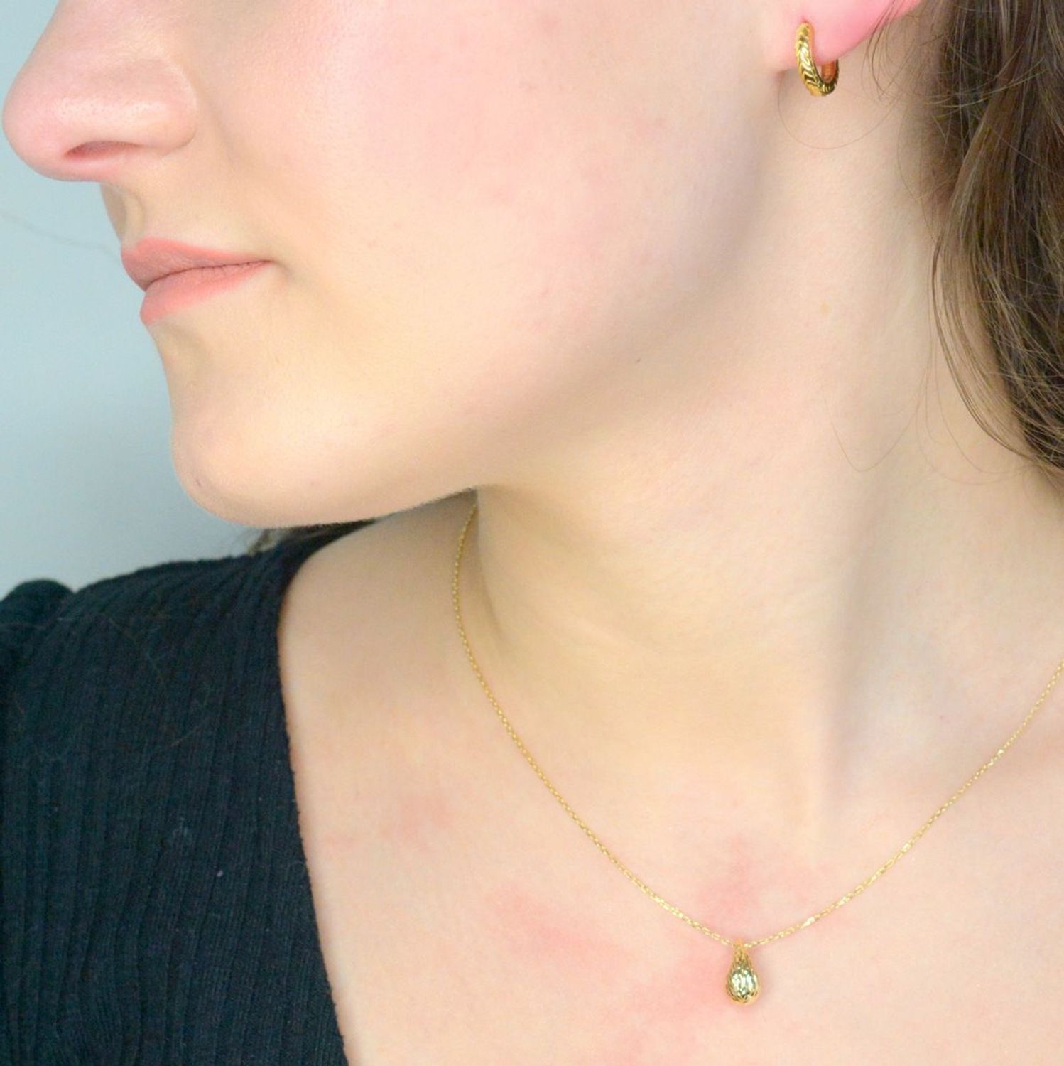 Złoty naszyjnik damski 375 mała kropla z ozdobnym grawerowaniem NA 3647A 375 Delikatny naszyjnik wykonany z najwyższej jakości złota próby 375. Złoty naszyjnik idealnie sprawdzi się w minimalistycznyc1.jpg